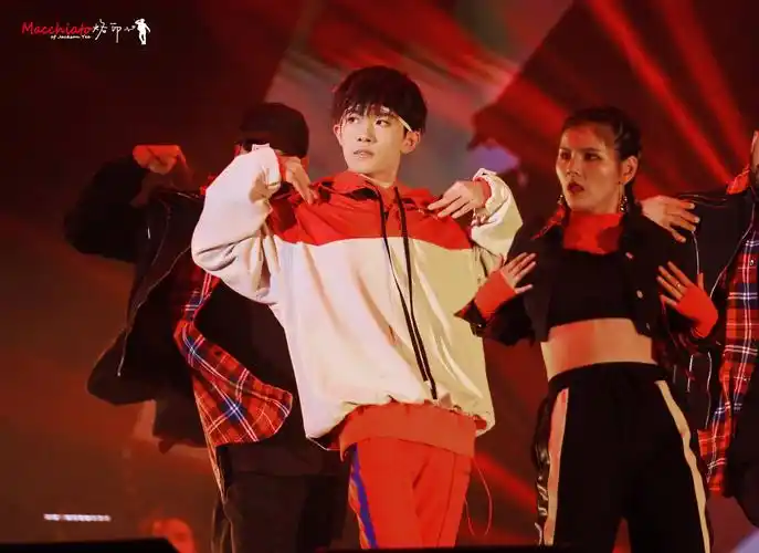 易烊千玺 #tfboys 十八岁生日会舞蹈 高清 帅气