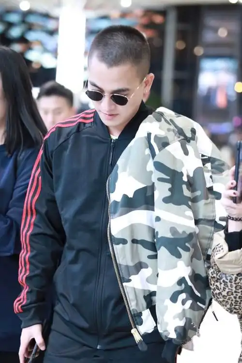 欧豪穿黑色运动套装现身 留板寸头墨镜遮面行走间气场十足