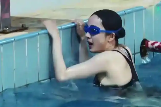 杨幂游泳视频被翻出,泳姿太美被热议,网友:一看就是老手|素颜|泳衣