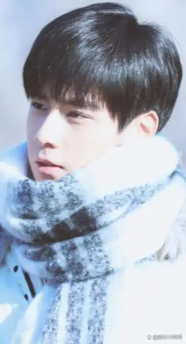 胡一天出道后扮演了校草"江辰",受到瞩目,凭借英俊外表和出色演技吸引