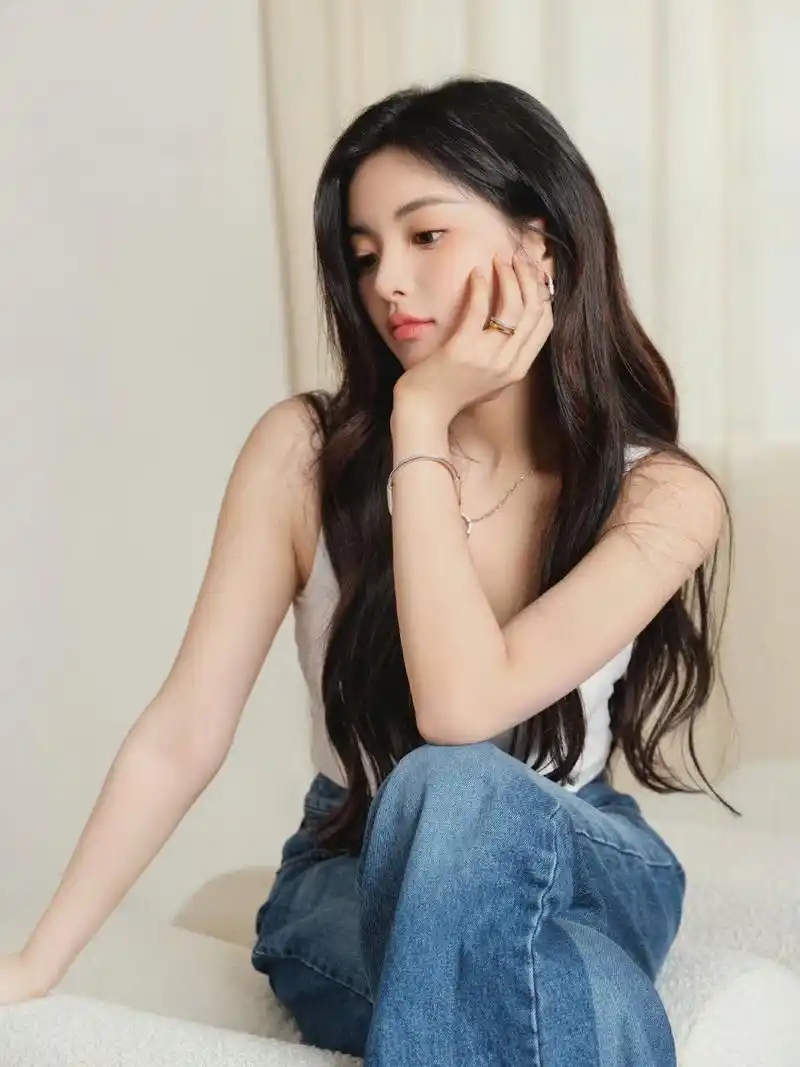 杨超越穿白色t恤,显得特别小清新又淡雅,好漂亮.