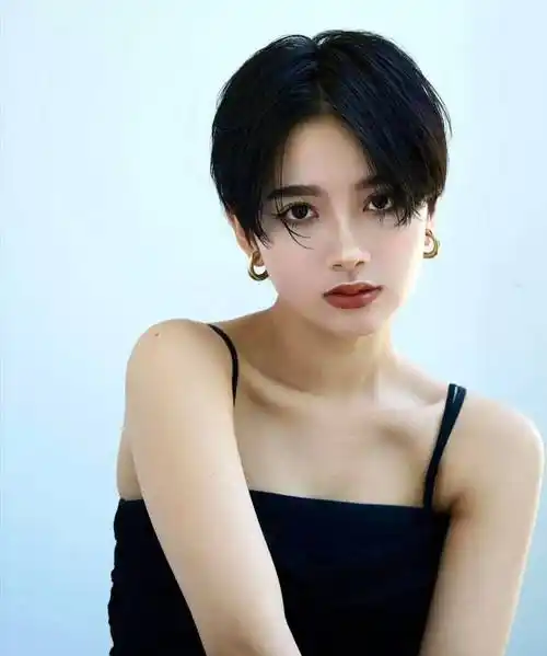 帅气中分女士短发,一看就不一样,喜欢就试试