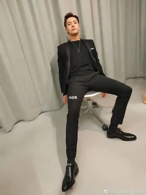 陈伟霆皮鞋黑袜