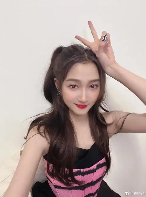 关晓彤晒自拍比剪刀手的晓彤妹妹可爱的舞台上也是