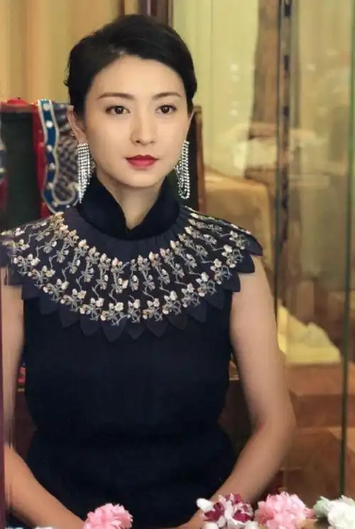 斓曦近照公开,三十七岁彻底大变样,老得让人感到惊讶