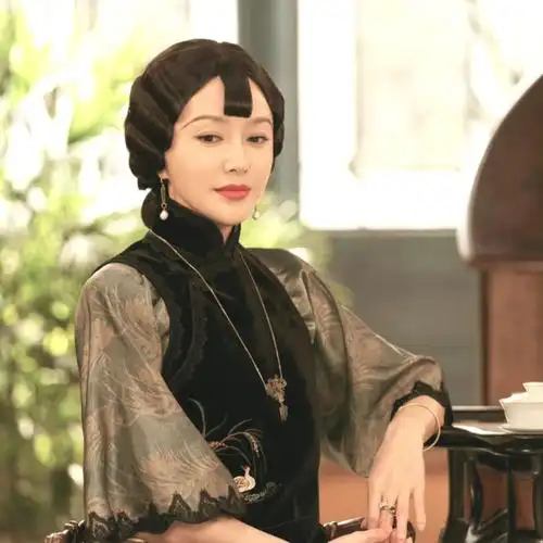 传家中女演员的旗袍装一个比一个美谁更有韵味