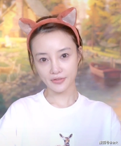 李小璐素颜脸颊凹陷干瘪吓人网友可以演鬼片了