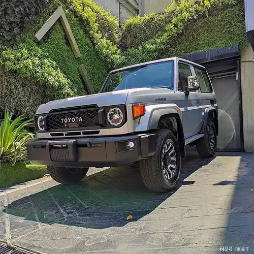 全新丰田兰德酷路泽lc71实拍造型小但越野性能强搭柴油发动机