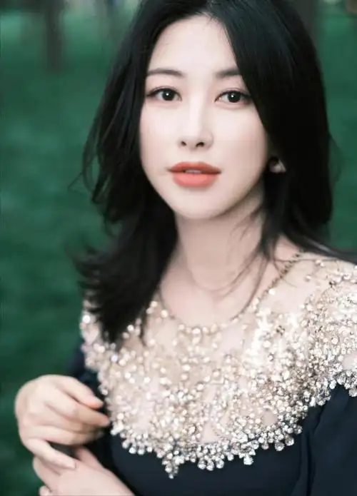 清冷气质单眼皮的女明星(淡妆也很妩媚的女明星)(17)