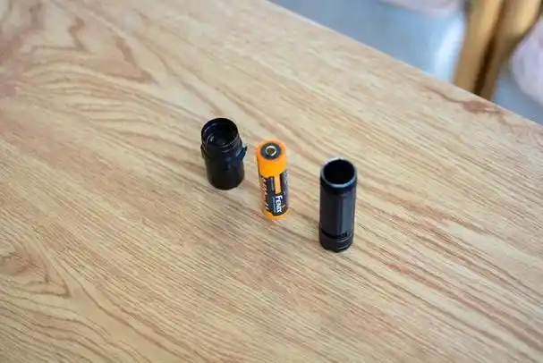 是目前智能手机普遍标配了闪光灯可以当作手电使用,但是专业的手电筒