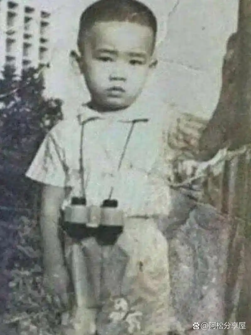 有一次,陈小春说:"我小时候家里穷得吃不上饭,家人就把弟弟卖了三千块