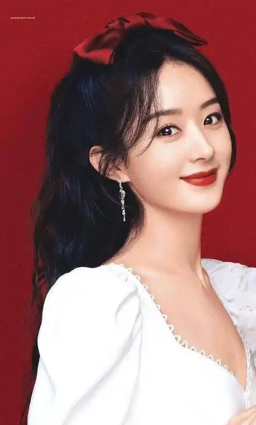 34岁赵丽颖拍戏被偶遇,穿淡黄外套白到发光,被太阳照到睁不开眼_带着