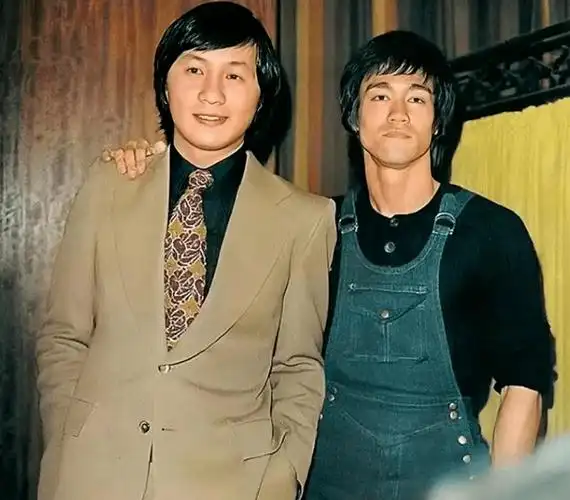 许冠杰一家赴美探望李小龙遗孀!