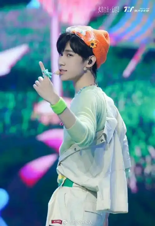 张真源又双叒穿了应援色