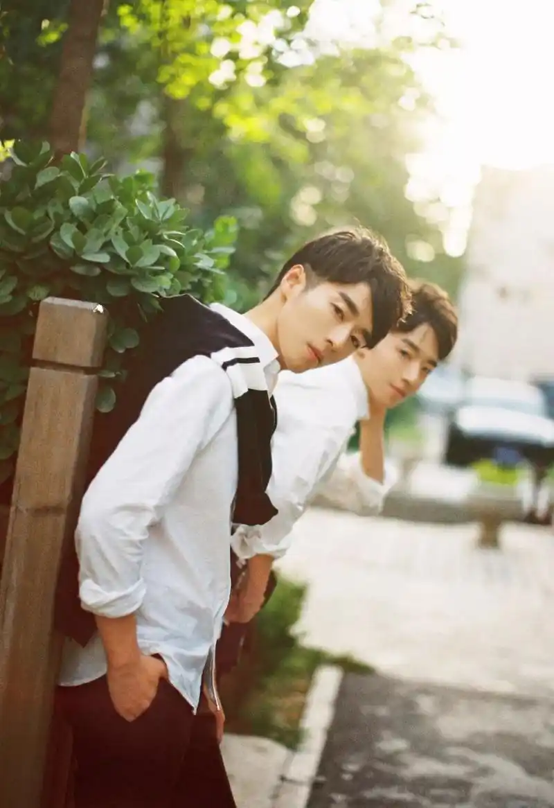 原来两个男生还可以这样拍照简直太酷了