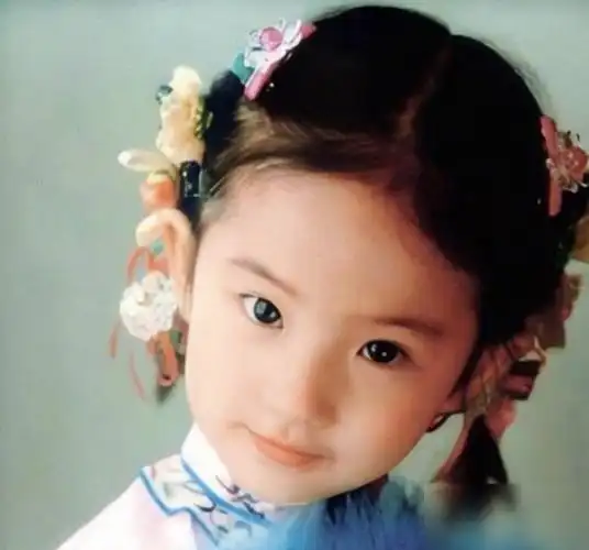 一眼就认出来的明星童年照虞书欣可爱赵丽颖洋气毛晓彤绝了