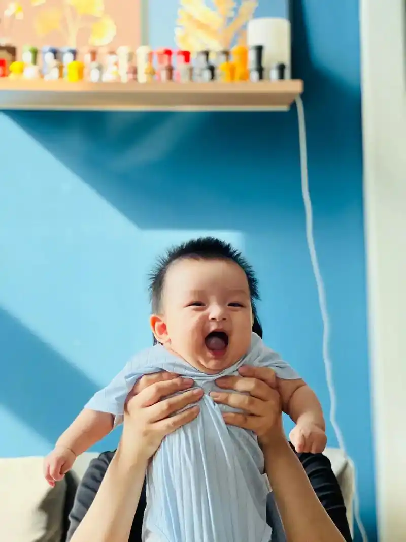 小朋友第一次去别人家做客,开心极了!朋友说,每张照片都笑成了 - 抖音