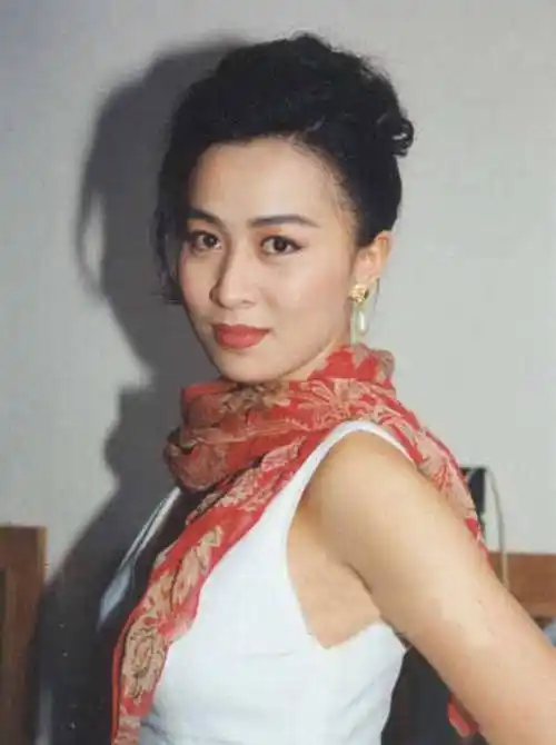 淡雅娟丽网上有网友曝光了刘嘉玲年轻时的照片,照片中的刘嘉玲身材苗