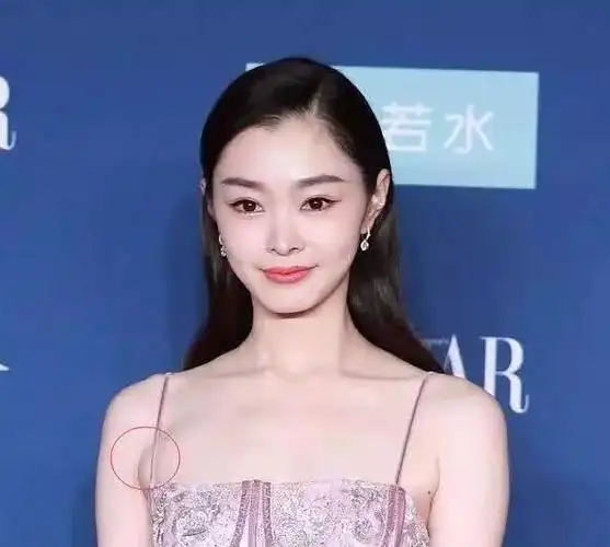 宋轶身材这么好穿上吊带裙后还是暴露了自己的副乳