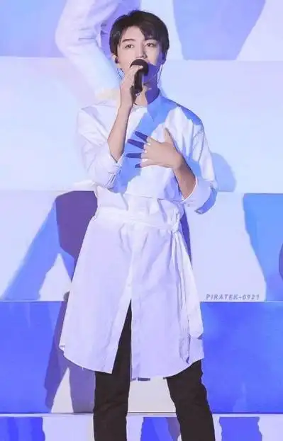 王俊凯一袭衬衫裙英俊潇洒如贵公子网友又被帅了一脸呢