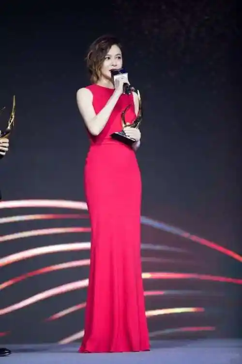55岁关之琳依旧风姿卓越一身红裙穿出了时尚新高