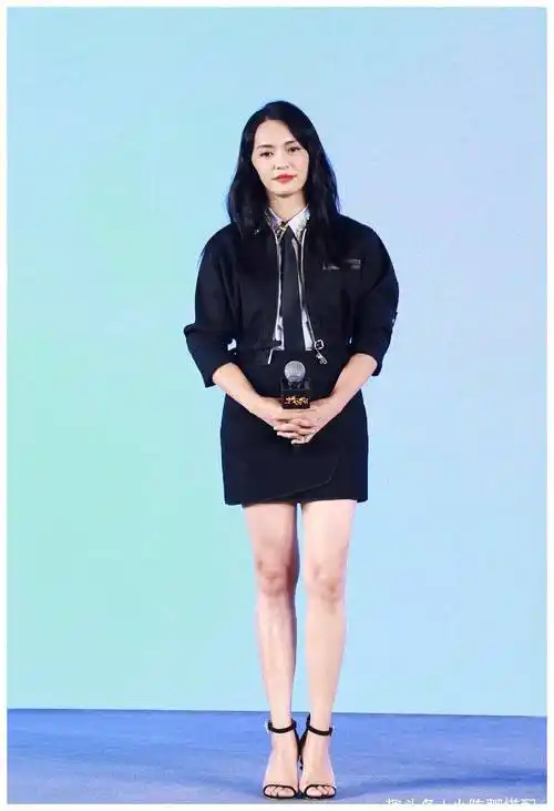 姚晨入围白玉兰后又获奖,穿经典黑白装简约却优雅,发簪时尚少女_气质