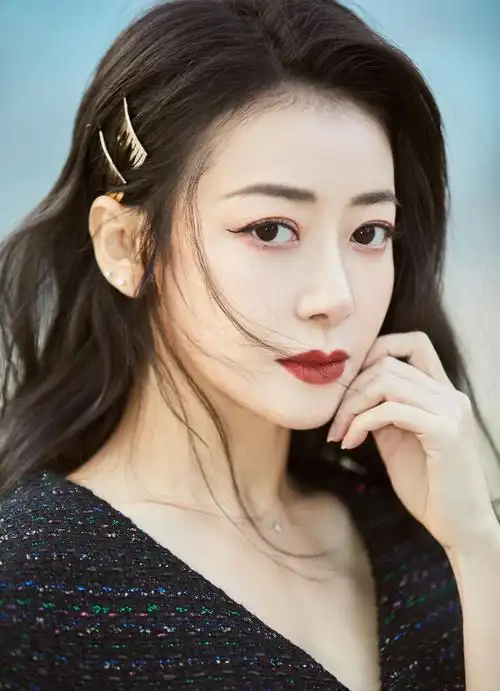 陈紫函现身中国时装周秀场身穿黑色斗篷裙时尚优雅