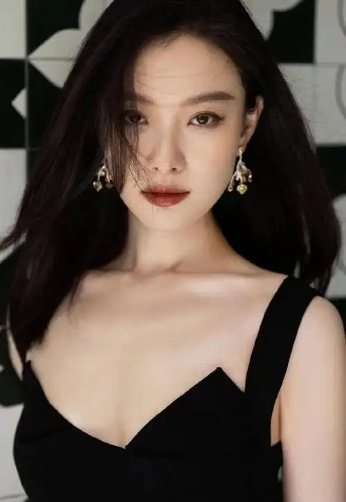 倪妮身材真丰满穿低胸裙露到了肚子35岁依旧韵味十足