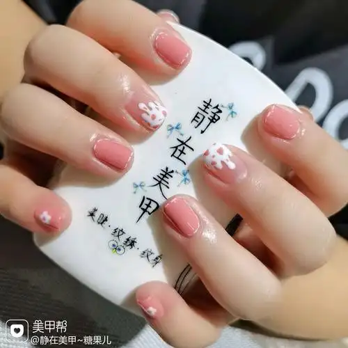 方圆形短指甲夏天简约手绘美甲图片