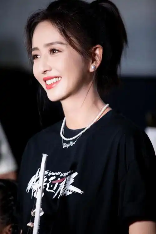 佟丽娅新片今天上映陈思诚王宝强出席首映认为丫丫应该得奖