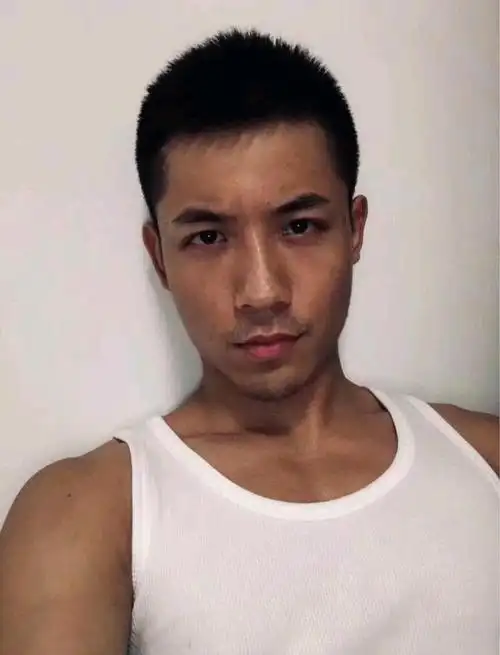 皮肤黝黑的肌肉型男,好养眼