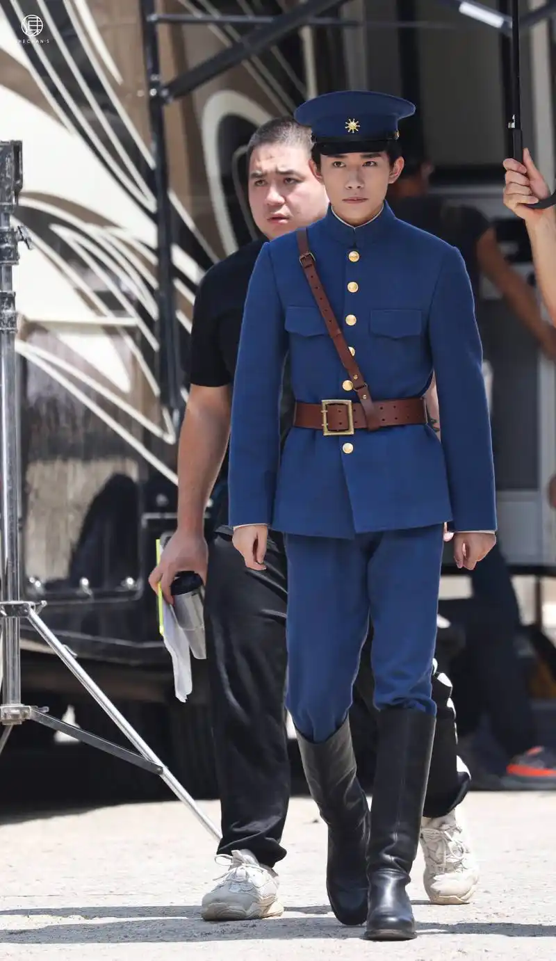 人帅起来,随便穿什么都好看!易烊千玺这军装穿得那么酷,真是帅呆了!