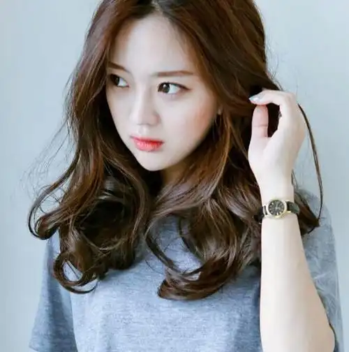 脸大的女生,选择这一种齐刘海式的大卷发型,这是一种全烫大卷发,中