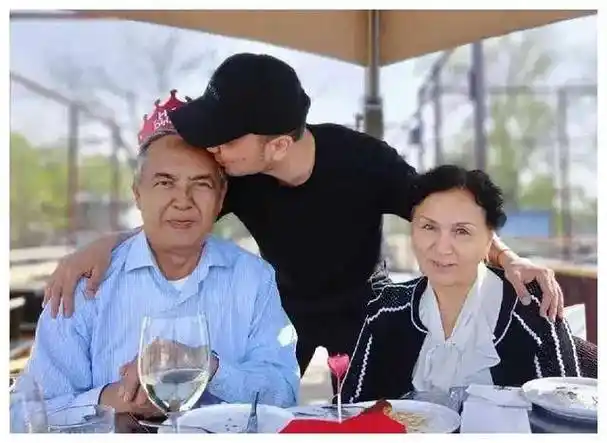 新疆满大街都是迪丽热巴!小尼的妹妹美若仙女,尽显华裔风采.