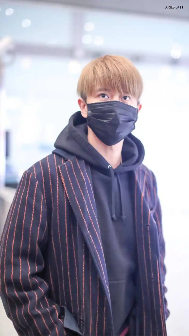 任嘉伦穿条纹西装内搭黑色卫衣现身机场,戴黑口罩遮面挡不住帅气