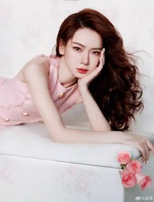 粉嘟嘟的戚薇也是美得冒泡啊长卷发粉色格子裙甜度爆表