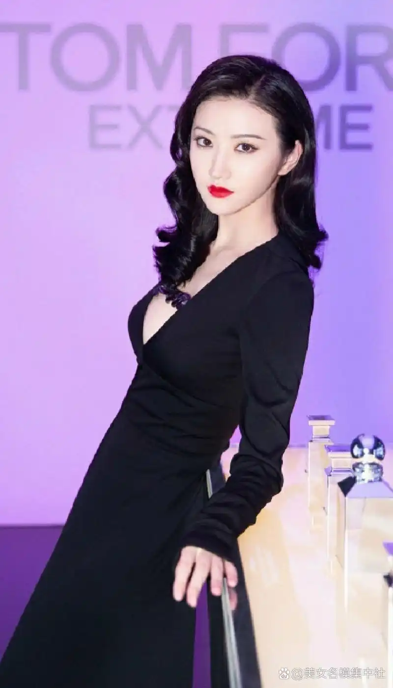 景甜# 这深深的v领,甜甜的笑容,魅黑的诱惑,无不散发着迷人性感的