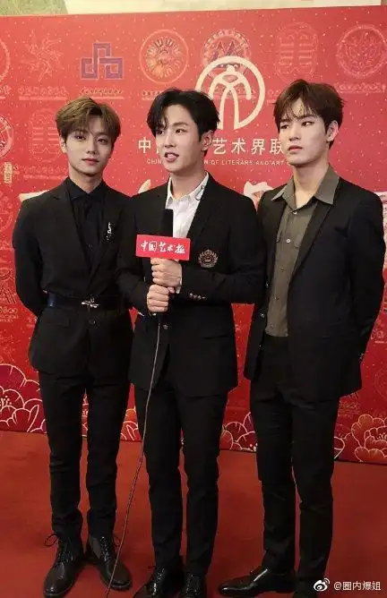 怼脸图真的太伤人!黄明昊像托尼,连王俊凯脸上都有一丝丝尴尬