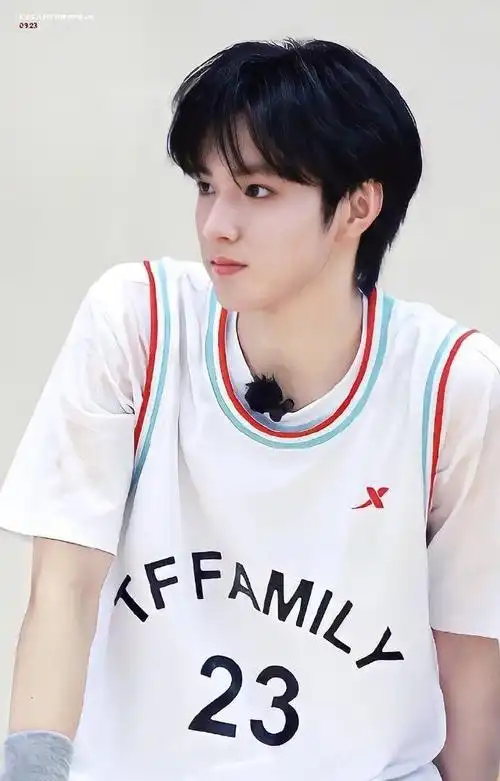 刘耀文晒侧颜随拍