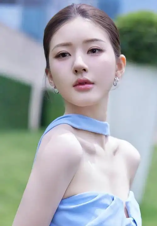 近日,成都某品牌代言人赵露思一身冰蓝色抹胸晚礼服亮相,惊艳全场