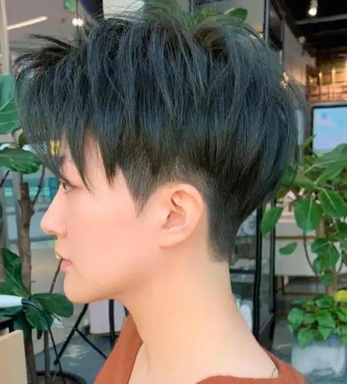 少年感短发推荐,女生换上这款发型,看起来比男生还帅气哦,时尚感爆棚.