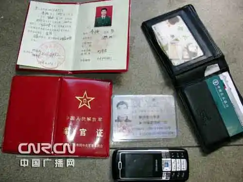 男子高傲地向民警一挥军官证,民警抓过细心查看,发现证件钢印模糊,有