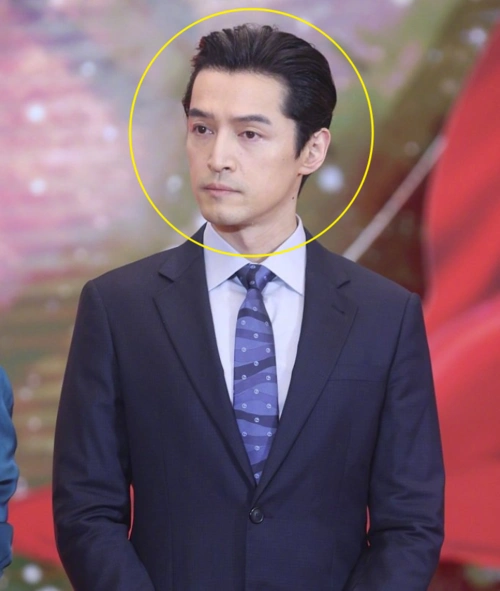 胡歌难得营业现身发布会,生图下颜值显老态,39岁皮肤让人看呆