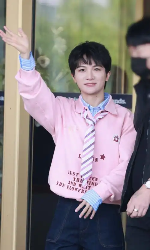 周深#可爱猫猫@卡布叻_周深