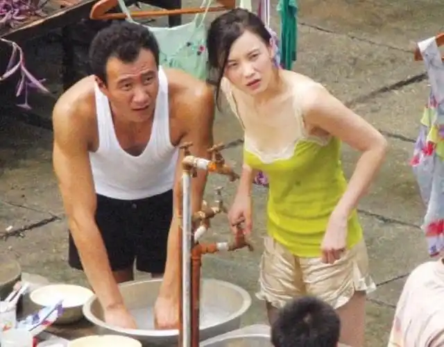 宋佳片场抽烟照曝光双指夹烟眼神迷离网友一看就是老手