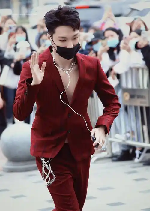 张艺兴最新ck策划大片,大秀巧克力腹肌,身材算怎么样?_舞台_舞蹈_能力