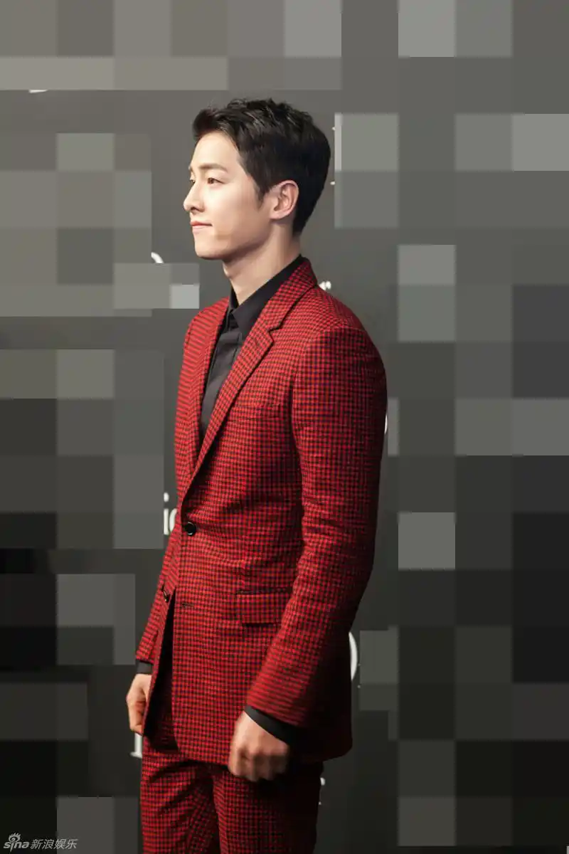 宋仲基旋风袭港 红西装神采奕奕_高清图集_新浪网