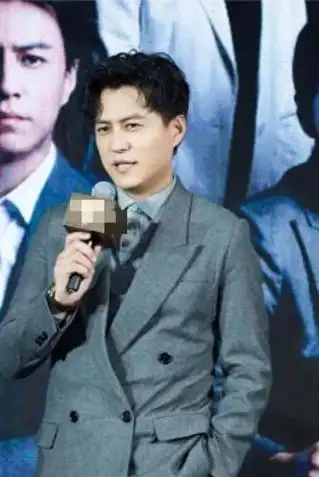 娱乐圈中的骨干人物,靳东尤为显赫.