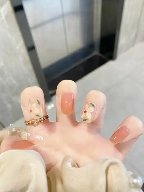 78简约小清新风格的91长岛冰茶花美甲超可爱的!