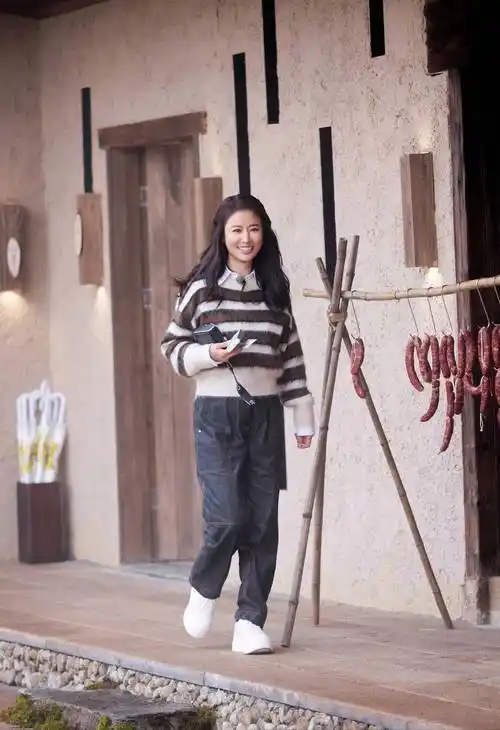 47岁林心如又带火了一种新穿法:毛衣 白衬衫 牛仔裤,时髦又减龄_时尚